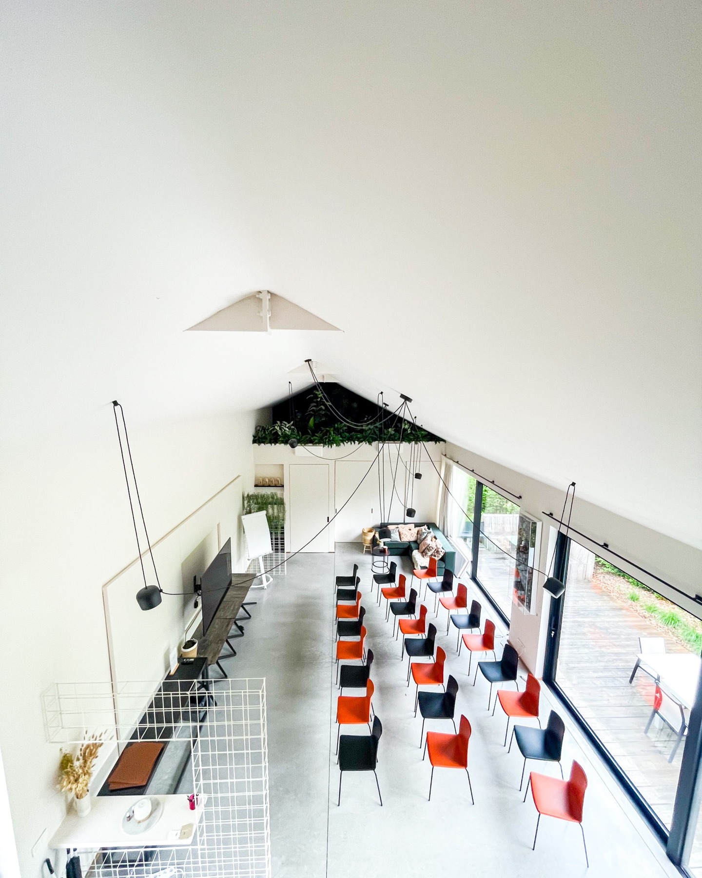 Van theateropstelling tot U-opstelling,... De tafels en stoelen worden opgesteld naar wens.
Op zoek naar een vergaderzaal voor jouw volgende meeting of event? 💻 www.concept55.be
Concept55 - where nature inspires. 🌿
#vergaderzaal #concept55 #keerbergen #vlaamsbrabant #leuven #mechelen #haacht #werchter #aarschot #rotselaar #bonheiden #rijmenam #eventruimte #vergaderruimte