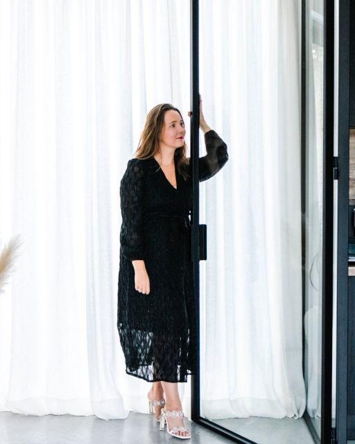 Concept55 wordt niet enkel ingezet voor bedrijfsmeetings of workshops. Er vinden ook vaak shoots plaats. 📸 Onze lichtrijke ruimte is de ideale plaats voor productfotografie, personal branding shoots,…
Neem gerust contact op via mail voor meer info: elien@concept55.be ✉️
Foto: @studiocreav 📸
#concept55 #vergaderzaal #keerbergen #fotografie #productfotografie #fotograaf #vlaamsbrabant #studiocreav