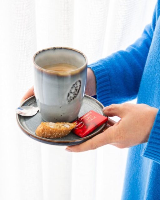 Wat vaak vergeten wordt, maar zó belangrijk is tijdens een meeting of bijeenkomst is een keuken die volledig uitgerust is. 🍽️

Bij Concept55 is onze keuken volledig uitgerust: glazen, bestek, borden, kommetjes … Op aanvraag voorzien we ook waterdispensers, een etagère voor koekjes en andere praktische zaken.

Of je nu zelf catering voorziet of kiest voor een luxueuze cateringervaring via ons: je hoeft nergens aan te denken. Alles is voorzien, zodat jij je kan focussen op je dag.

Dat extra comfort? Dat maakt vaak net het verschil.

#concept55 #vergaderruimte #keerbergen #wherenatureinspires