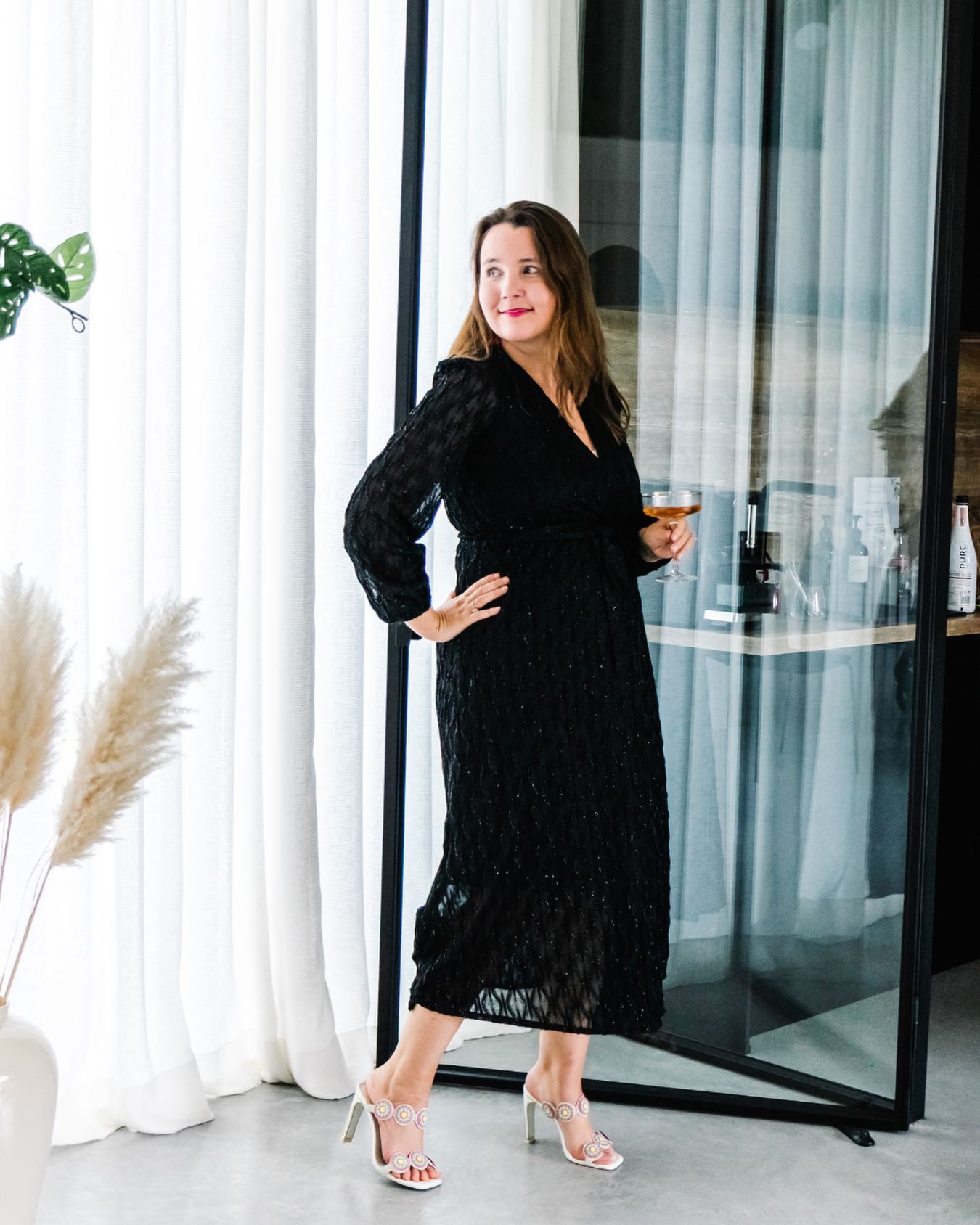 Gisteren ruilde ik de 2 in voor een 3. 30 jaar. 
Niet met grootse plannen, maar met een steeds duidelijker besef van wat écht telt: tijd nemen, ruimte creëren en mensen samenbrengen op een plek waar het goed voelt.

Dit is wat we bij Concept55 zo belangrijk vinden.  Een plek waar je mag binnenkomen zonder haast, waar gesprekken mogen groeien en waar productiviteit hand in hand gaat met comfort.
De voorbije 4 jaar bouwden we hier stap voor stap aan die visie: met lokale catering, een persoonlijke service, en een setting die bijdraagt aan productieve meetings, creatieve sessies, photoshoots…. Altijd met dezelfde focus: mensen een fijne, zorgeloze dag bezorgen.

En dat is precies wat we blijven doen. Met evenveel aandacht, rust en goesting. Vandaag, morgen en de jaren die volgen.😊

Foto @studiocreav ❤️

#concept55 #vergaderruimte #keerbergen