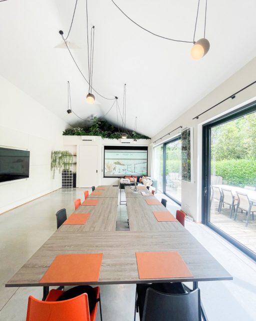 📽️ Nieuw bij Concept55!
Naast ons presentatiescherm beschikken we nu ook over een groot projectiescherm.
Ideaal voor boardroommeetings, strategische sessies, opleidingen of presentaties waarbij iedereen moeiteloos wil meevolgen.

Zo zorgen we voor nóg meer comfort en focus tijdens jullie bijeenkomst. 

📍 Vergaderen in alle rust dat kan bij Concept55, midden in het groen in Keerbergen.

#concept55 #keerbergen #vergaderzaal #vergaderruimte #vlaamsbrabant