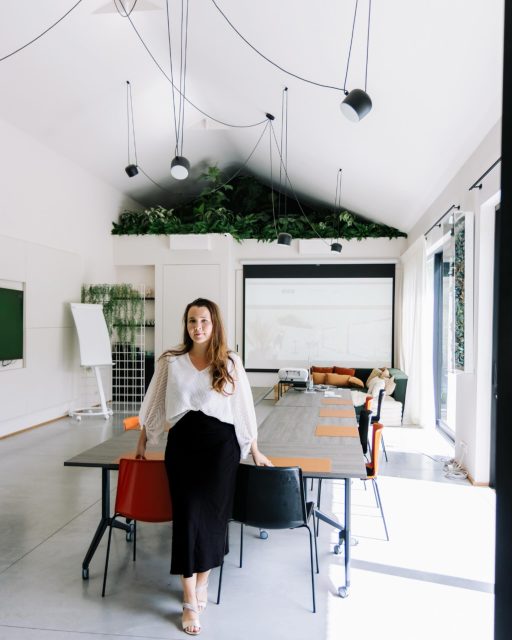 Details maken het verschil.
Daarom is Concept55 uitgerust met alles wat je nodig hebt voor een professionele vergadering: verrijdbare tafels, een groot projectiescherm, tv-scherm, flipcharts en alle comfort om efficiënt samen te werken.
En hoewel we jullie graag in alle rust laten vergaderen, staan we altijd stand-by. Hebben jullie tijdens de dag iets nodig? Dan zijn we nooit ver weg om te helpen. Eén druk op het belletje en we zijn er meteen.
Concept55 in Keerbergen - where nature inspires. 🌿
Foto @studiocreav ❤️
#concept55 #keerbergen #vergaderruimte #vlaamsbrabant #vergaderen