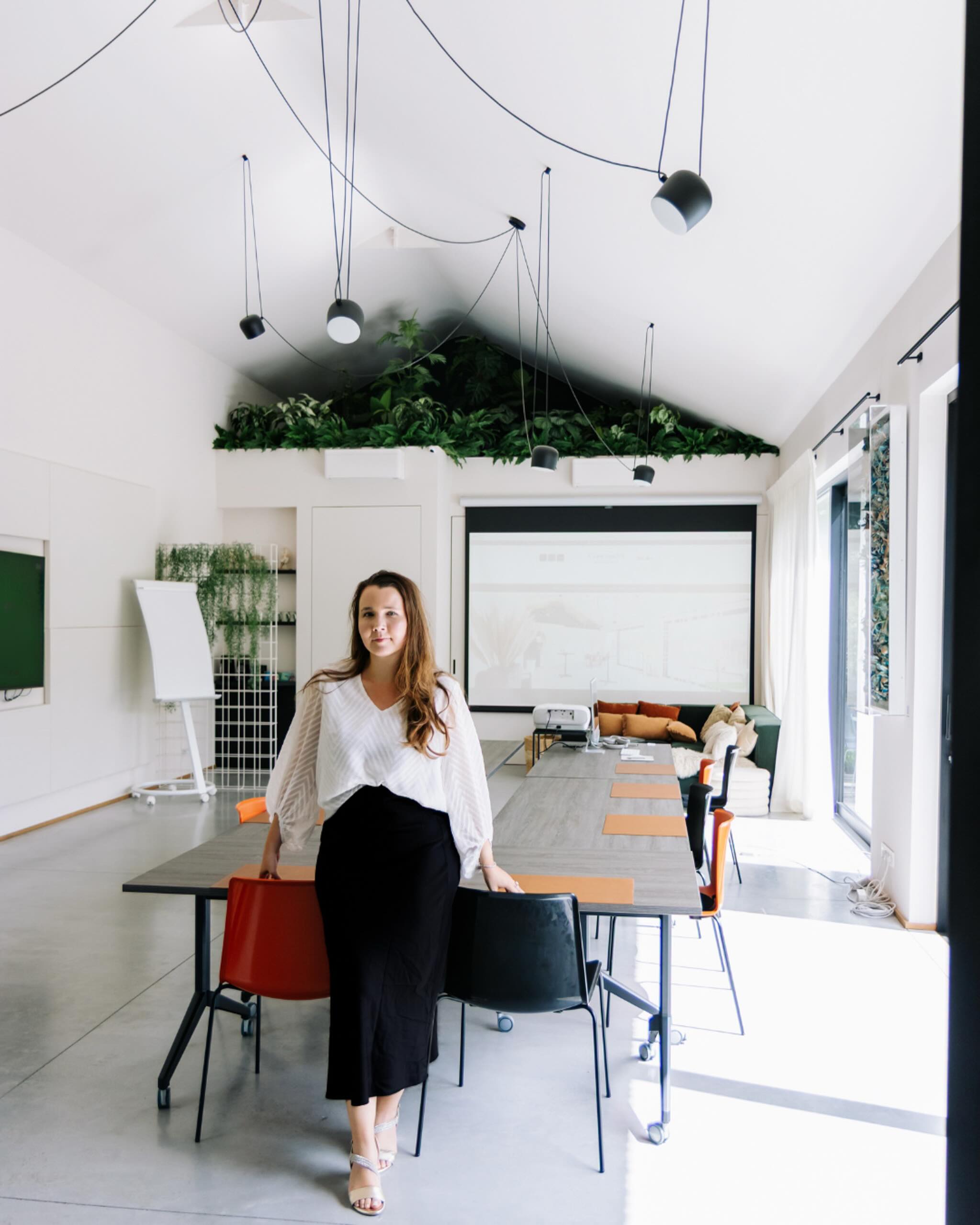 Details maken het verschil.
Daarom is Concept55 uitgerust met alles wat je nodig hebt voor een professionele vergadering: verrijdbare tafels, een groot projectiescherm, tv-scherm, flipcharts en alle comfort om efficiënt samen te werken.
En hoewel we jullie graag in alle rust laten vergaderen, staan we altijd stand-by. Hebben jullie tijdens de dag iets nodig? Dan zijn we nooit ver weg om te helpen. Eén druk op het belletje en we zijn er meteen.
Concept55 in Keerbergen - where nature inspires. 🌿
Foto @studiocreav ❤️
#concept55 #keerbergen #vergaderruimte #vlaamsbrabant #vergaderen