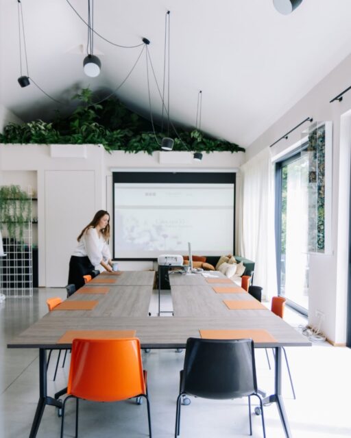 Daglicht tijdens een meeting? Voor ons is dat geen detail. 
Een vergaderruimte is meer dan een tafel, stoelen en een scherm. De omgeving bepaalt mee hoe je een dag ervaart.
Bij Concept55 kozen we daarom bewust voor veel natuurlijk daglicht, een rustige groene omgeving én een moderne inrichting.

En dat allemaal centraal gelegen in België, in Keerbergen.
Een plek waar je klanten, collega’s of partners graag ontvangt én waar je met een frisse blik kunt vergaderen.

#concept55 #keerbergen #vergaderruimte #modernevergaderruimte #vlaamsbrabant